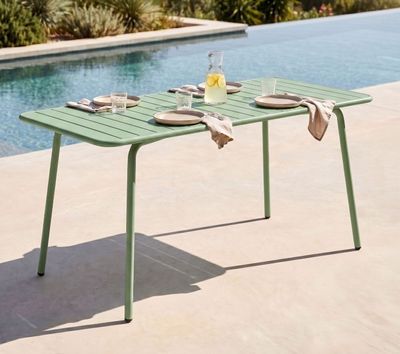 une table dressée près d'une piscine