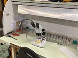 un bureau sur lequel se trouvent une chaise et un microscope