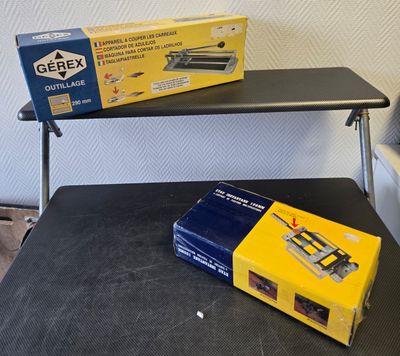 Lot 2 outillages appareil a couper les carreaux/ étau avec suppor...