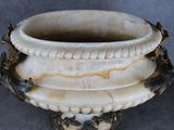 un grand vase blanc orné d'un motif décoratif