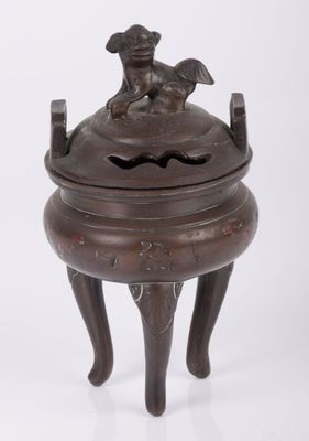 une boîte à encens ancienne en bronze surmontée d'un oiseau