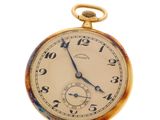 gros plan d'une montre de poche sur fond blanc