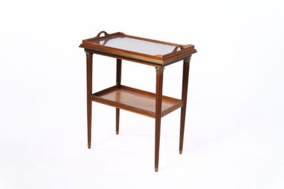 image d'une table en bois avec un plateau en verre sur fond blanc