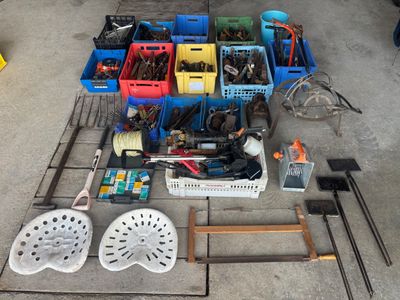Lot d'outils et quincailleries divers