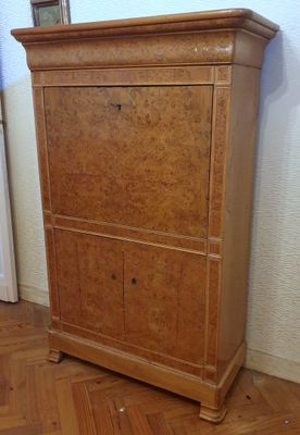 un meuble en bois dans le coin d'une pièce