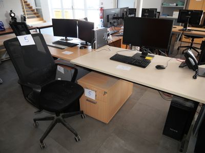 Un bureau mélaminé avec son caisson et fauteuil tissus, en l…