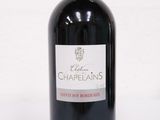 une bouteille de vin posée sur une table