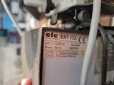 un gros plan d'une personne tenant un appareil électronique
