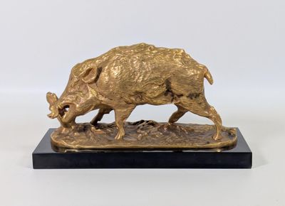 sculpture en bronze représentant un sanglier, posée sur un socle en marbre noir