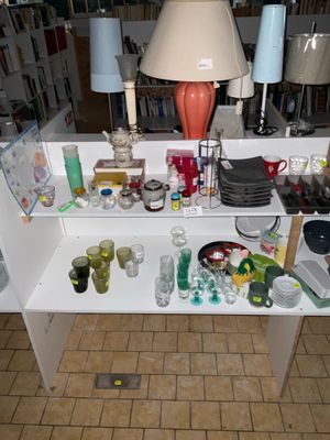 une table blanche sur laquelle sont posés de nombreux objets