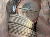 une pile d'assiettes dans un récipient en verre sur une table
