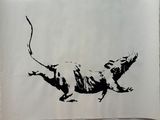 un dessin en noir et blanc représentant un rat sur une feuille de papier
