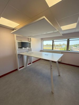 une pièce avec un bureau et une fenêtre