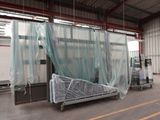 un canapé recouvert d'un drap dans un entrepôt