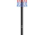 un gros plan d'un panier de basket sur un pied, avec un ballon