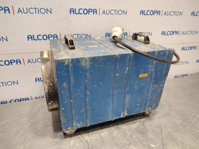 une machine bleue posée sur une table devant un mur