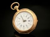 une montre de poche en or avec des chiffres romains