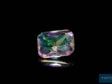 des tourmalines roses et vertes sur fond noir
