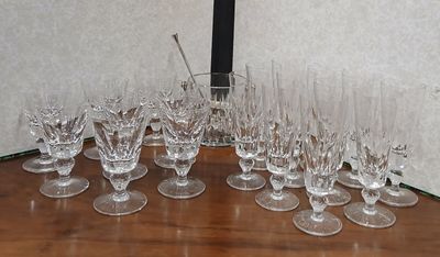 beaucoup de verres à vin vides sur la table