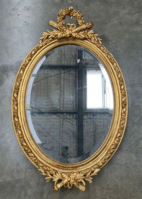 un miroir accroché au mur d'une pièce