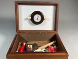 une petite boîte en bois avec une horloge à l'intérieur