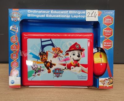 une photo d'un ordinateur portable pour enfants sur laquelle se trouve une souris