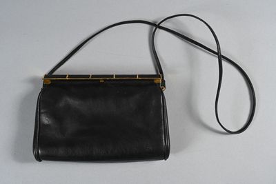 MENESTRIER. Petit sac en cuir marine à fermoir rigide en mét…