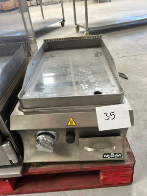 une machine posée sur une palette dans un entrepôt