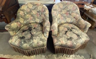 deux chaises assises l'une à côté de l'autre dans une pièce