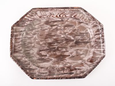 une plaque de verre ornée d'un motif sur un fond blanc