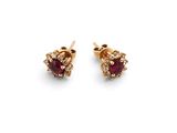 une paire de boucles d'oreilles en rubis et diamants sur fond blanc