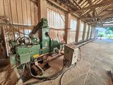 une machine qui se trouve à l'intérieur d'un bâtiment