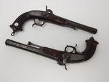 une paire de pistolets, dont l'un sert d'arme