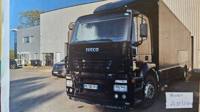 une photo d'un camion garé sur le bord de la route