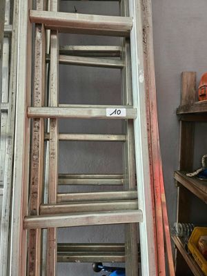 une échelle adossée au mur d'une pièce