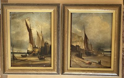 deux tableaux représentant des bateaux sur une plage, avec un bâtiment en arrière-plan