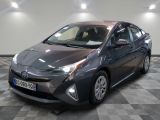 La Toyota Prius est garée sur un sol en carrelage à damier.