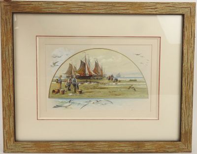tableau encadré représentant des personnes sur une plage, avec des voiliers en arrière-plan