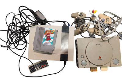une console de jeux vidéo sur laquelle sont posées plusieurs manettes de jeux vidéo