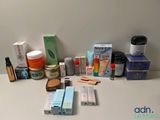 de nombreux types de produits de soins de la peau disposés sur une table