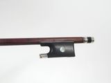 gros plan d'un archet de violon sur fond blanc