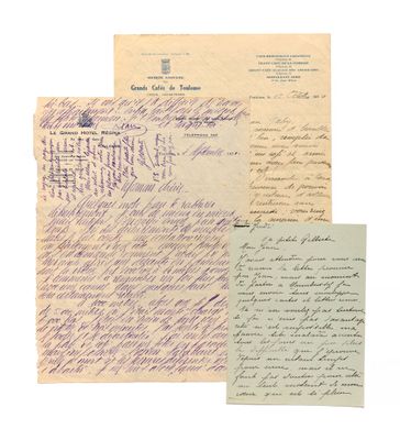 deux vieilles lettres et un bout de papier sur lequel figurent des notes manuscrites