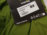 the back of a pair of green pants with a label on it