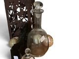 une bouteille en verre et une bouteille contenant un liquide posées sur une table