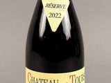 une bouteille de vin posée sur une table
