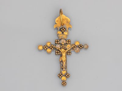 une croix en or surmontée d'une couronne