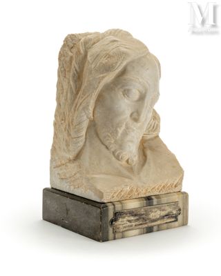 buste en marbre représentant un homme coiffé d'un turban, posé sur un socle en bois