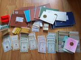 beaucoup de livres et de papiers par terre