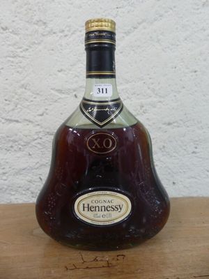 une bouteille d'alcool posée sur une table en bois