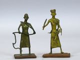 paire de figurines en bronze représentant une femme et un homme
